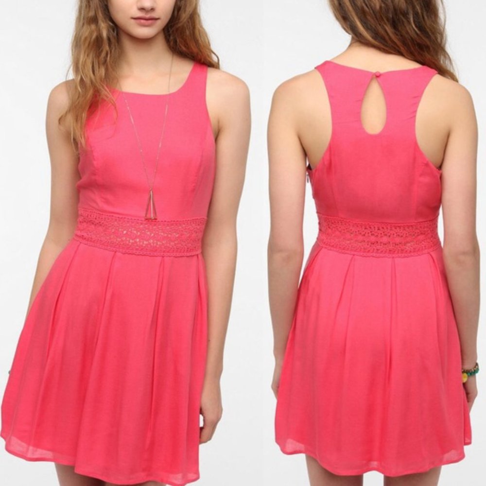 KIMCHI BLUE Fiona Waist Coral Crochet Mini Dress
